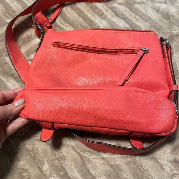 Franco Sarto coral messenger crossbody bag. Lots of inside and outside pockets - Picture 4 of 5